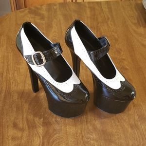 7" Pin Up Girl Platform Heels - Size 9
